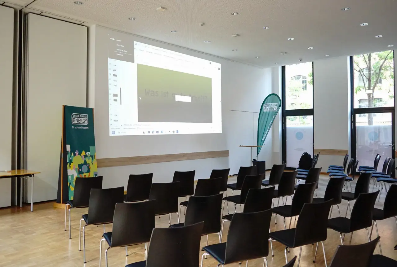 Tagungsraum der ElbFaire mit Reihenbestuhlung und Leinwand