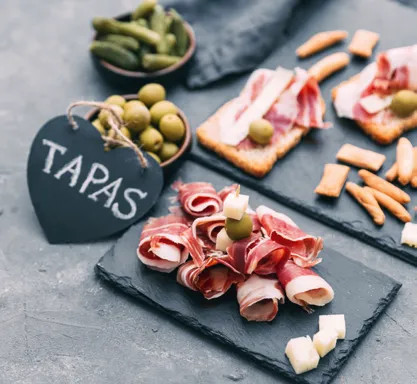 Tapasplatte mit Serranoschinken, Oliven und Käse im Café ElbFaire