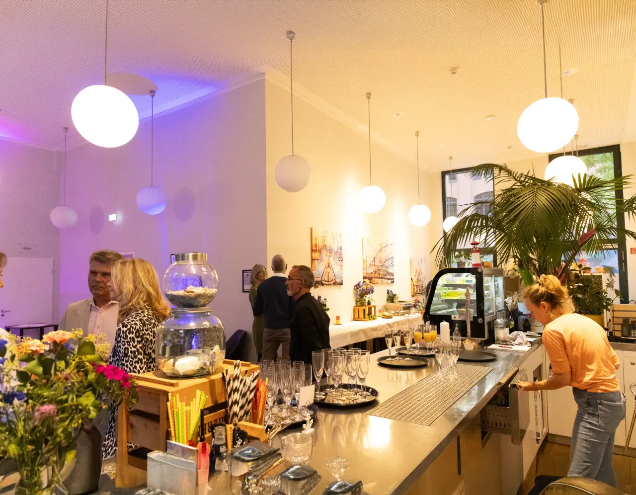 Abendliche Feier an der Bar der ElbFaire mit farbiger Beleuchtung