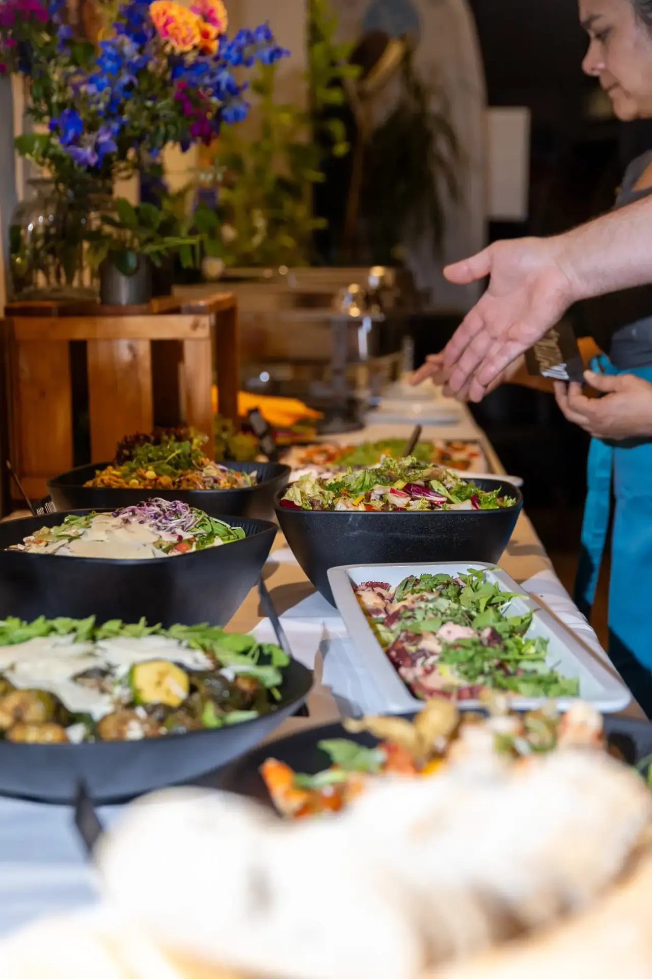 Buffet mit frisch angerichteten Salaten bei einer privaten Feier in der ElbFaire